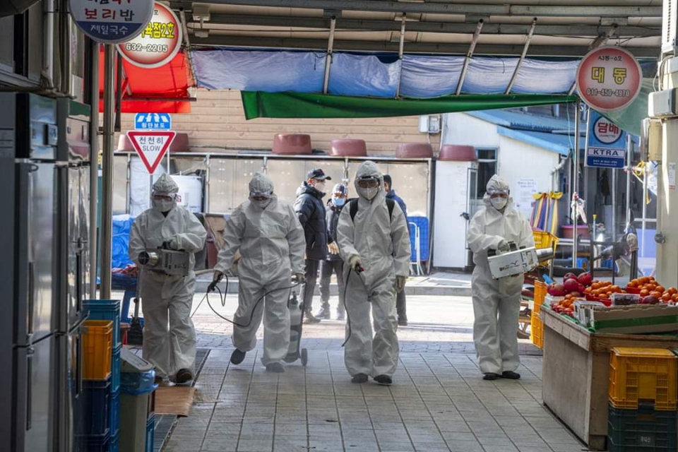 자료사진- 홍성군은 코로나19 감염차단을 위해 전통시장의 긴급방역소독을 실시했다.
