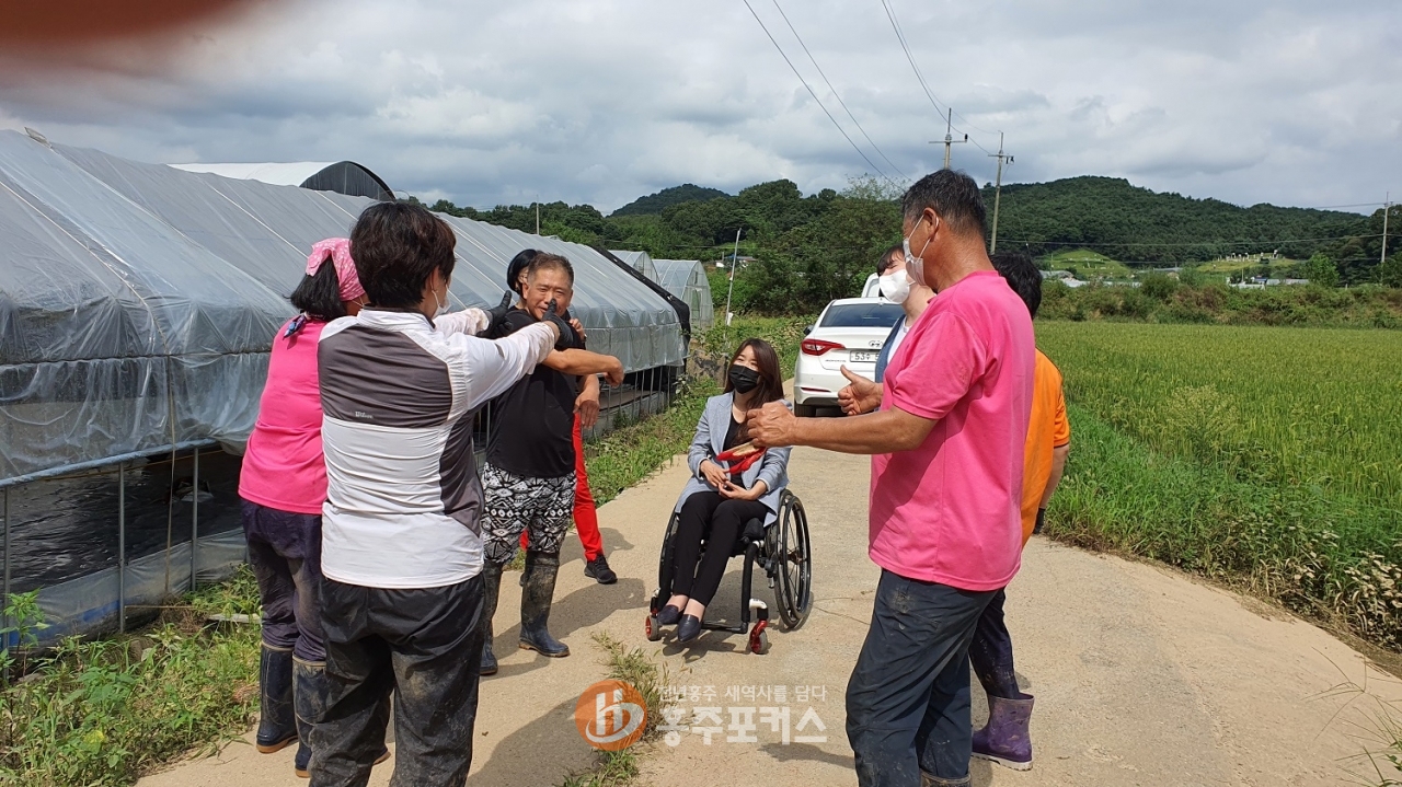 홍성군의회 김기철 의원이 수해현장을 찾아 청각장애인들과 대화하고 있다.