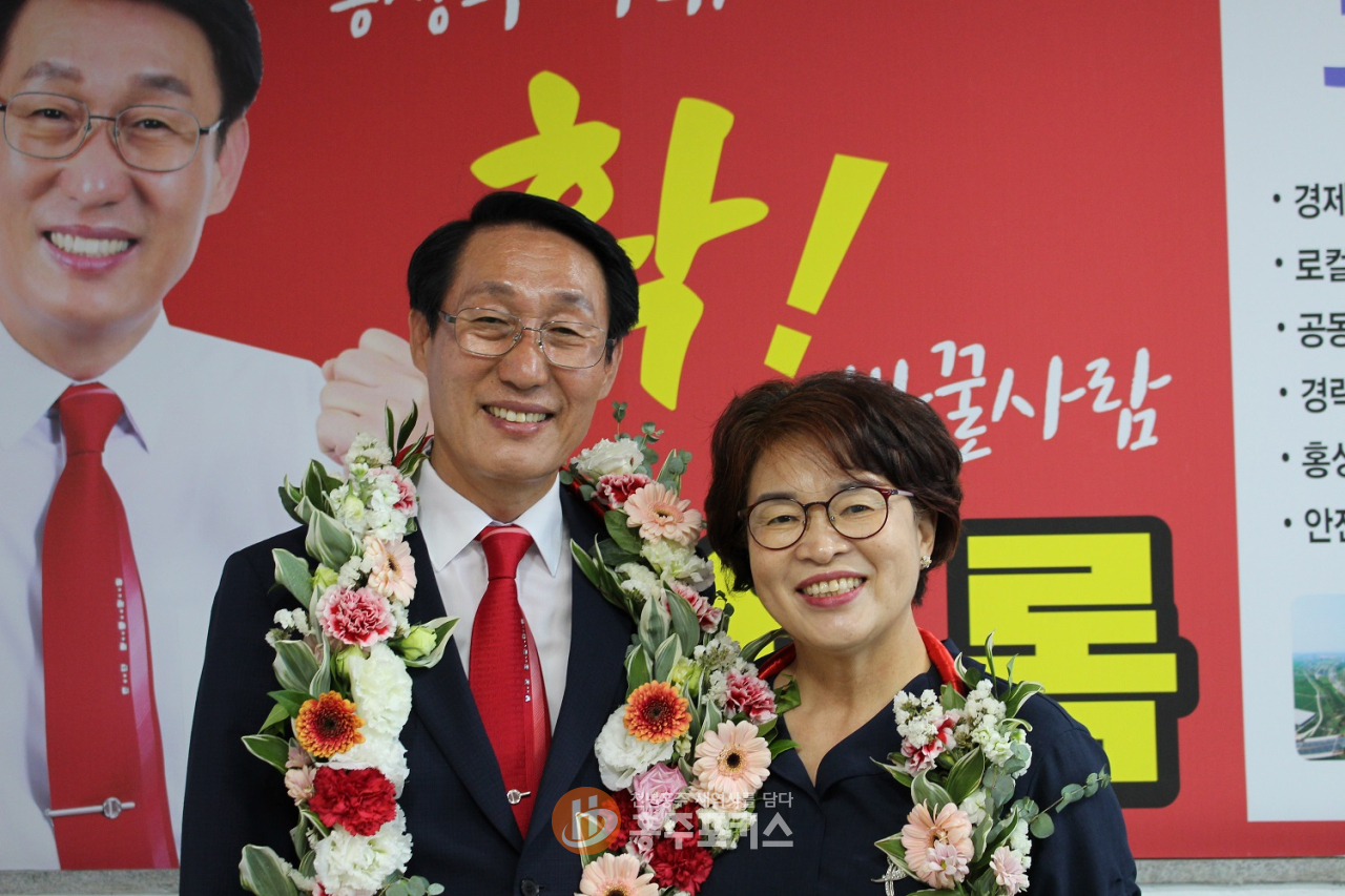 민선8기 홍성군수에 당선된 국민의힘 이용록 당선인이 부인 안연준씨와 함께 지지자들로부터 축하들 받고 있다.