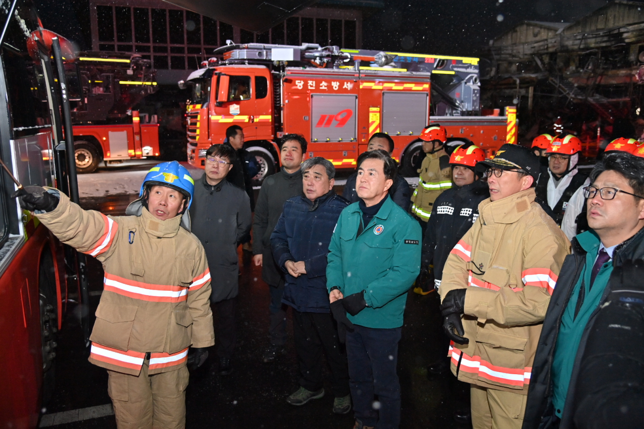 김태흠 지사는 23일 아침 서천특화시장 화재 복구 대응 현장에서 상인들을 만나 긴급 지원 대책을 밝혔다. Ⓒ충남도