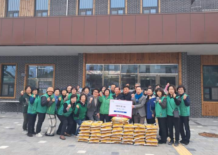홍북읍 새마을부녀회(회장 이은화)가 지난 11일 사랑의 쌀(10kg) 44포를 관내 어려운 이웃에 전달하는 사랑의 쌀 나눔 행사를 개최했다.Ⓒ홍성군